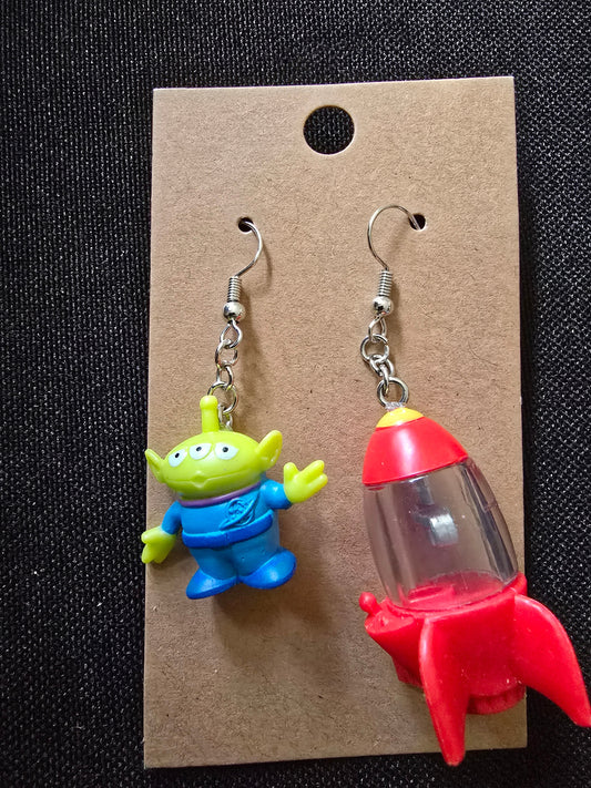 Toy story alien and claw machine earrings